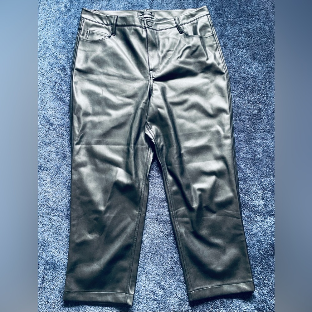 Sloane & Sadie black faux leather crop sz34